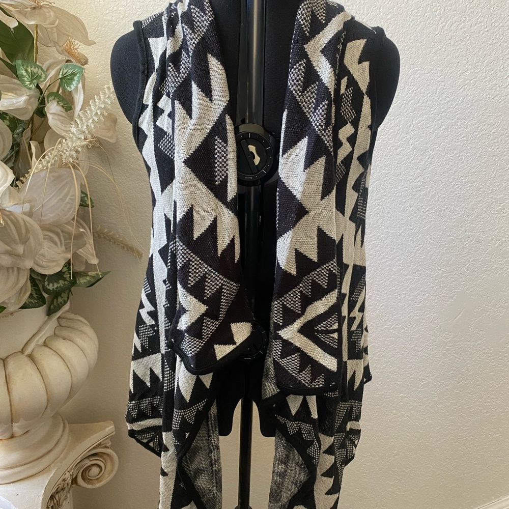 Black and Grey Sleevless Shawl - Say What - Medium